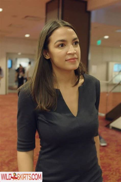 Jul 7, 2020 · Shared on Facebook, a photo allegedly shows U.S. House Representative Alexandria Ocasio-Cortez (D-NY) being held under the arms by a man in a baseball hat while spreading her legs in the air. The ... 